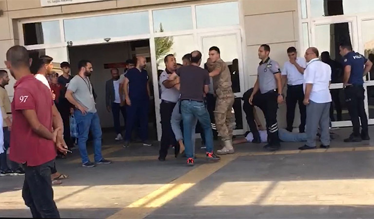 Sağlıkta şiddet bitmiyor! Hastanede güvenlik görevlilerine saldırdı