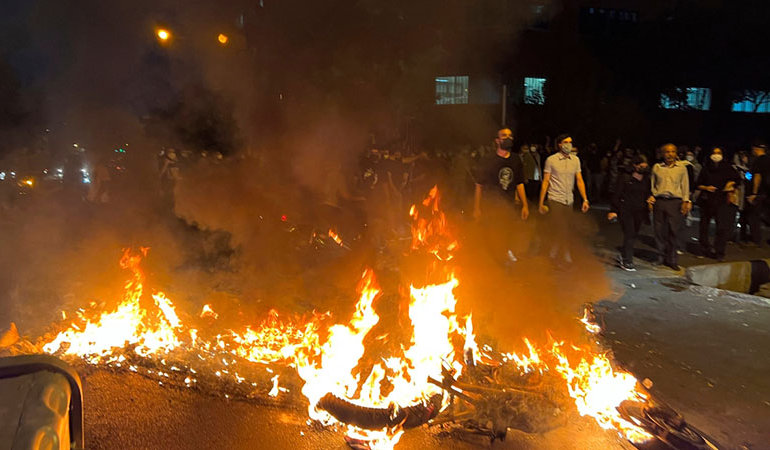 İran’da zorunlu başörtüsü protestoları büyüdü… Can kaybı ve yaralılar var!