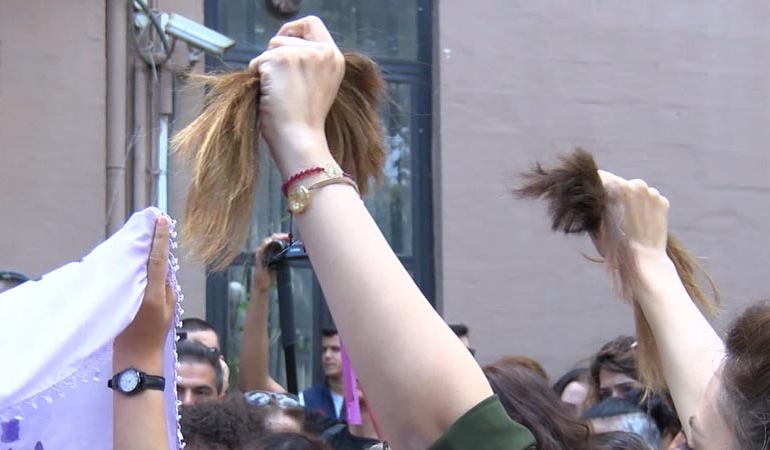 İstanbul’da İranlı kadınlar başkonsolosluk önünde saçlarını kesti