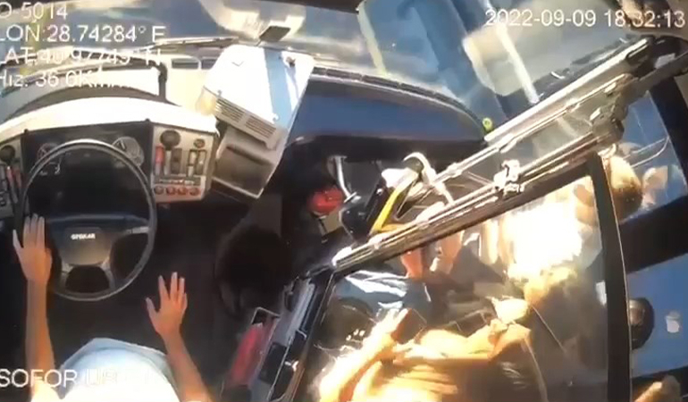 Metrobüs kazasından önce şoförün yardım talebi kamerada