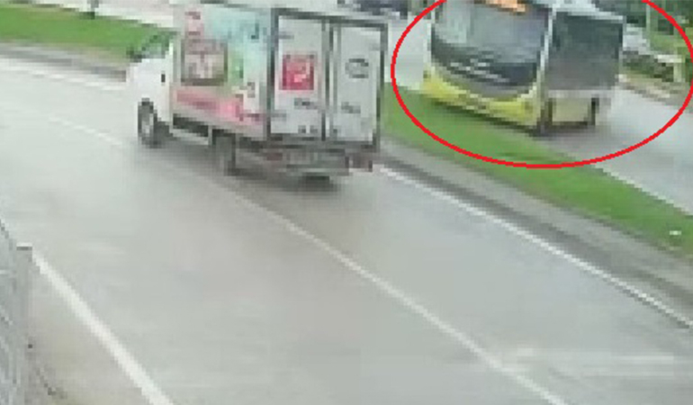 Halk otobüsü refüjü aşıp yoldan çıktı