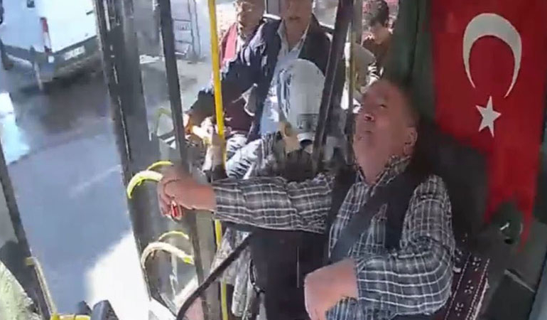 Şoförü kalp krizi geçiren otobüs kazaya böyle gitti