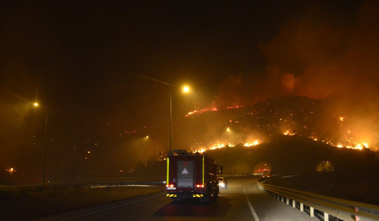 Mersin’deki yangın büyüdü: Evler tahliye edildi, kara yolu ulaşıma kapatıldı