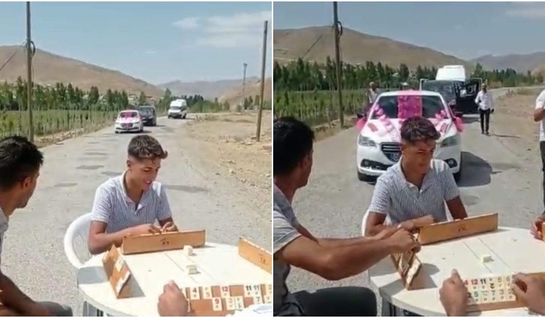 Düğün konvoyunun önü okey masasıyla kesildi