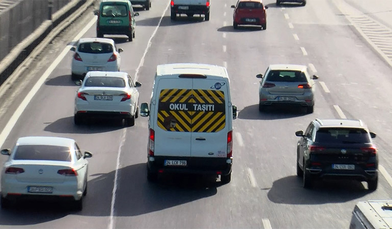 Fahiş servis ücretine itiraz edince kızı yaya kaldı