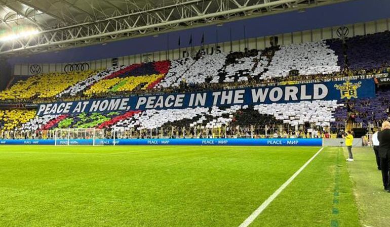 Fenerbahçe taraftarından ‘Peace At Home Peace In The World’ koreografisi
