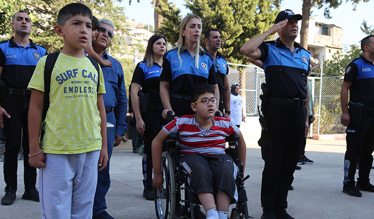 Anne babasını kaybeden çocukları okula polis götürdü
