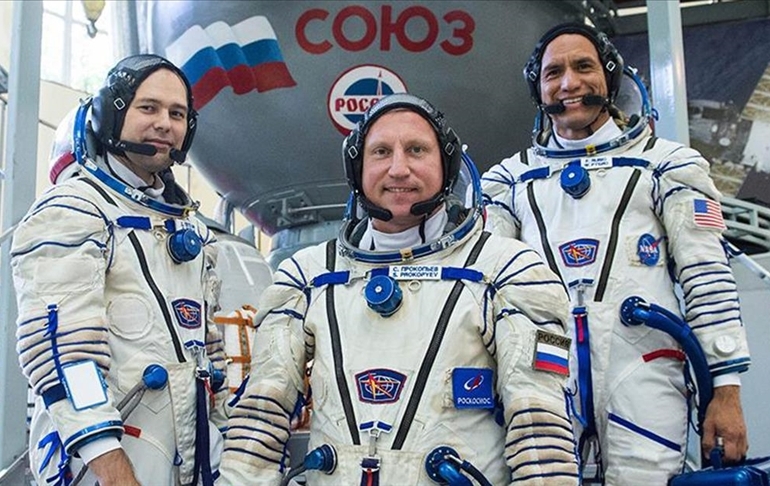 Soyuz MS-22 ile iki Rus kozmonot ve bir Amerikalı astronot uzaya gönderildi