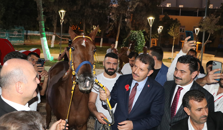 Süleyman Soylu’ya yarış atı hediye edildi