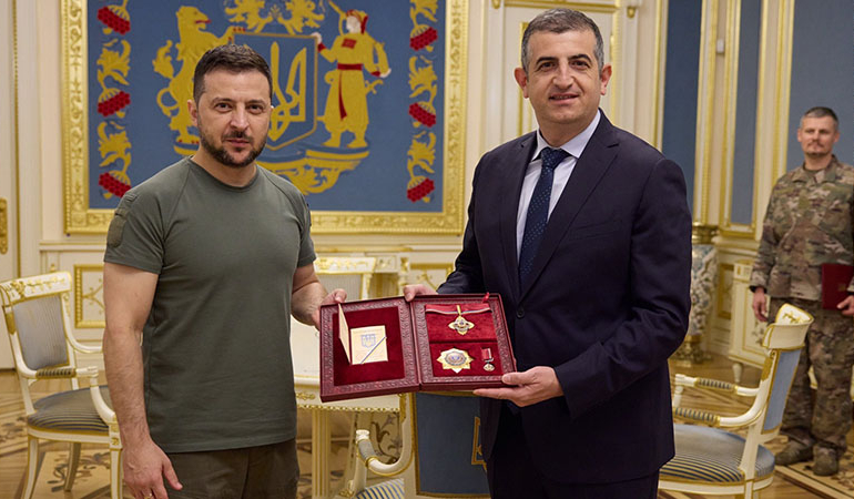 Zelenskiy’den, Baykar Genel Müdürü Haluk Bayraktar’a liyakat nişanı