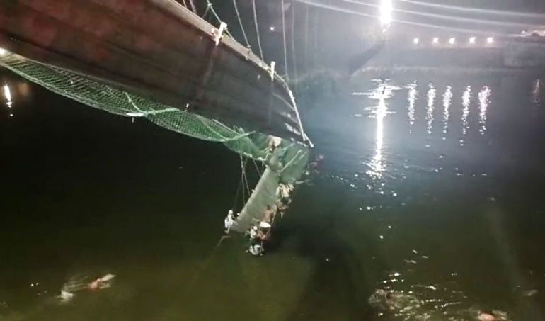 Köprü çöktü, yüzlerce kişi nehre düştü… Hindistan’da en az 141 ölü