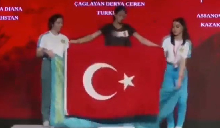 Dünya şampiyonasında bayrak gerginliği