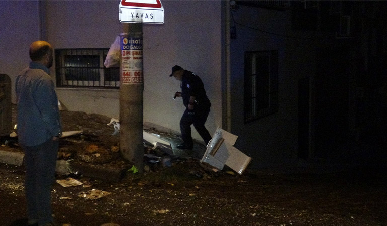 Ateşe verdiği evini sigara içerek izledi