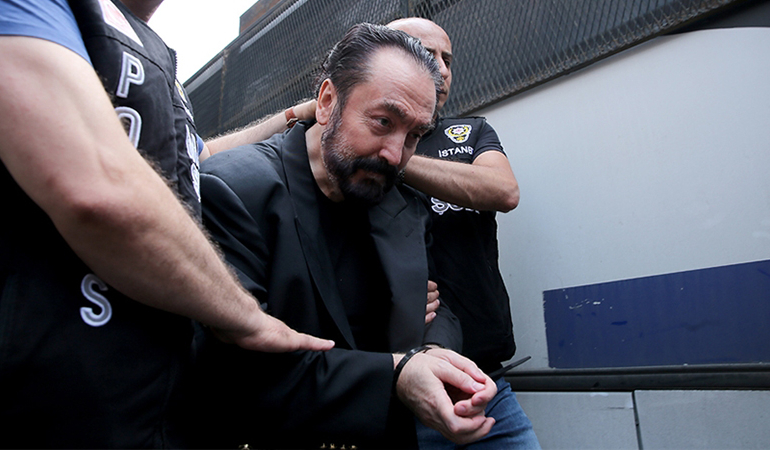 Adnan Oktar’ın malikanesinden çıkan eski bakan kim?