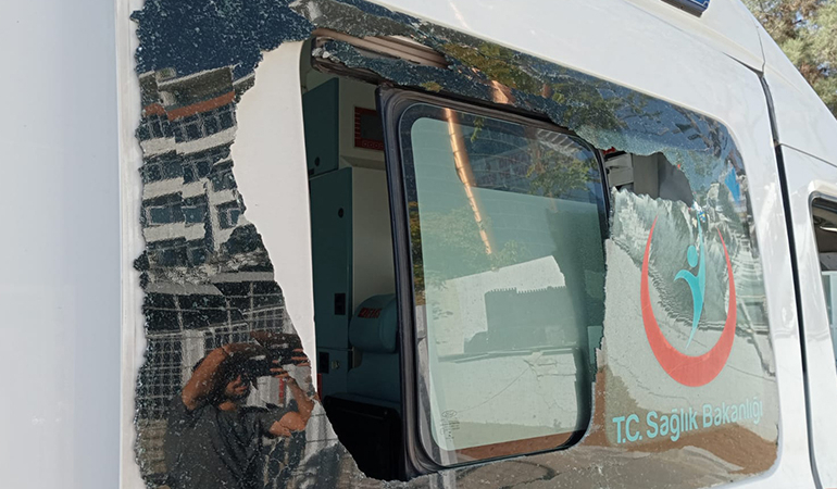 Kendisi için gelen sağlık görevlisinin kaburgasını kırdı