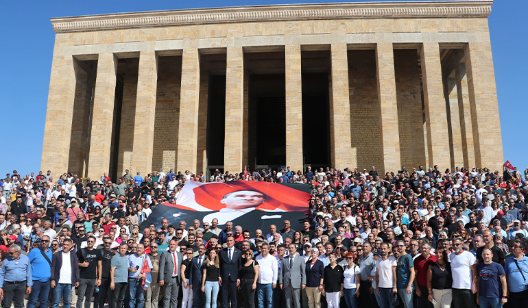 Öğretmenler Anıtkabir’e yürüdü