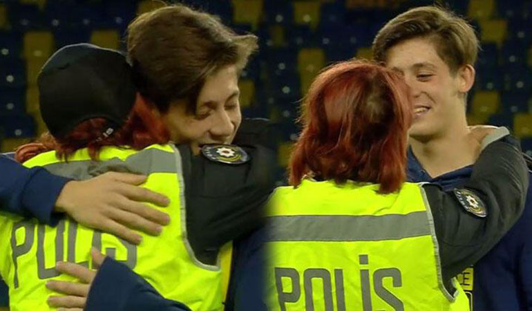 Arda Güler, polis teyzesiyle hasret giderdi!