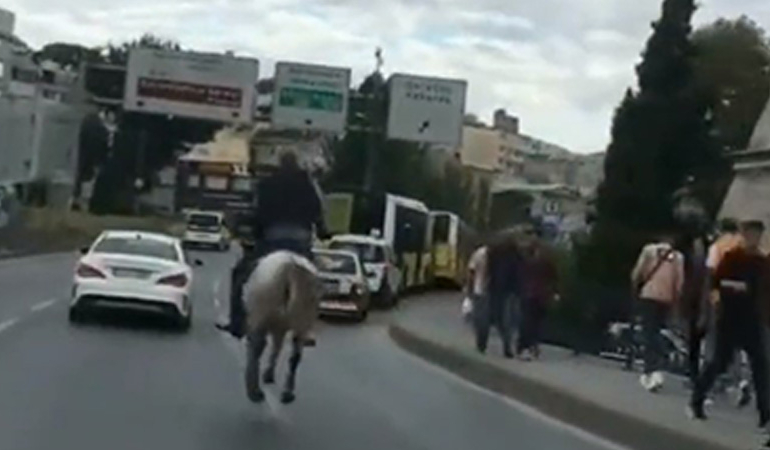 Unkapanı Köprüsü’nden atla geçti