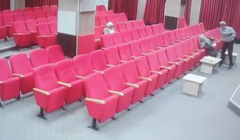 Protokole oturan kadına saldırı kamerada