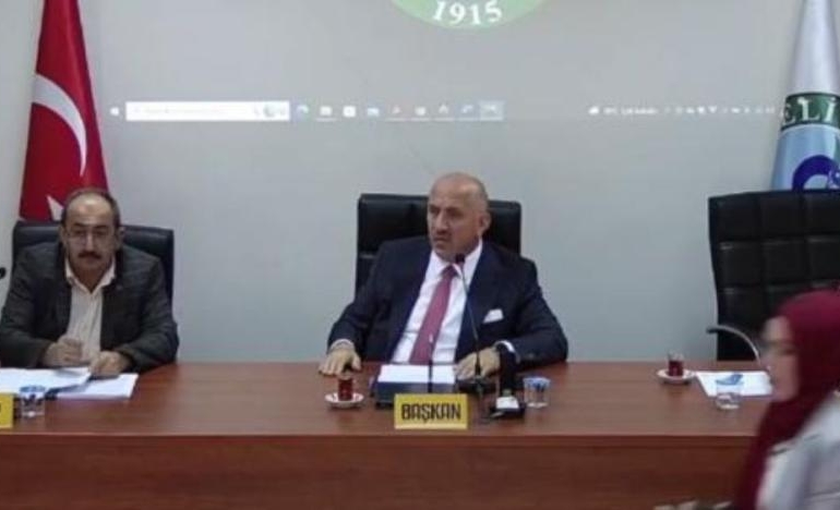MHP’li Başkan ‘FETÖ’cüsünüz’ dedi: AKP’liler salonu terk etti