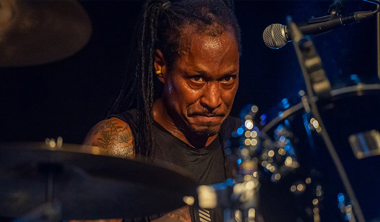 Rock yıldızı Darren Henley hayatını kaybetti