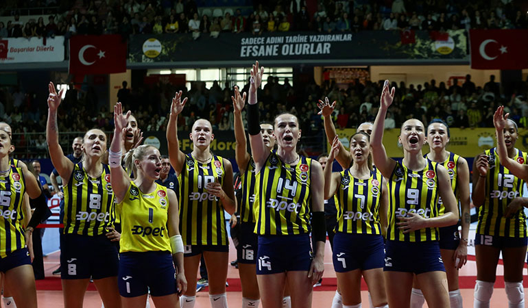 Voleybolda sezonun ilk kupası VakıfBank’ı deviren Fenerbahçe Opet’in oldu