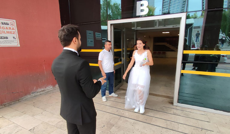 Sınava gelinliğiyle girdi, damat kapıda bekledi