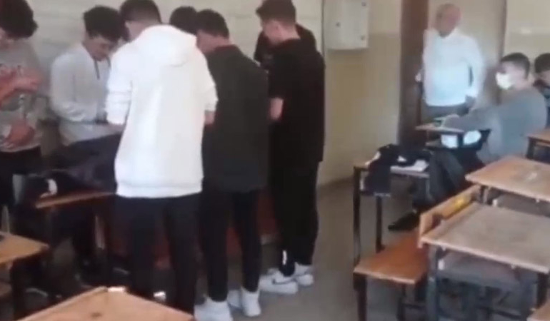 Öğrencilerden öğretmene ‘cenaze töreniyle’ karşılama