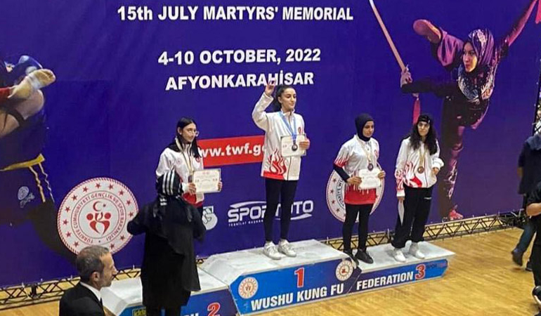 Madalya töreninde ‘bozkurt’ işaretine tepkiye suç duyurusu