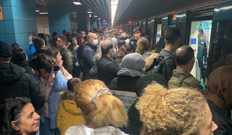 Marmaray’da bir kişi intihar etti