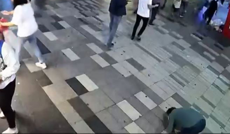 Yolda yürürken yüzüne mermi isabet etti