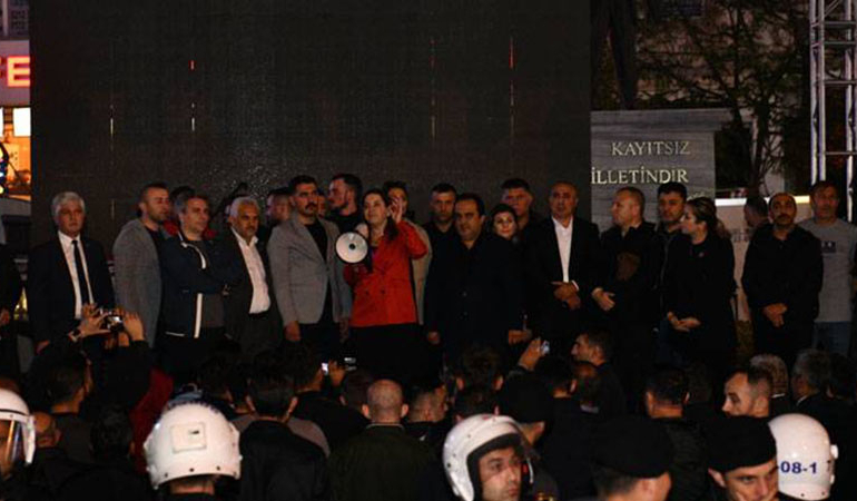 Konuşması engellenen MHP’li sahneyi bastı