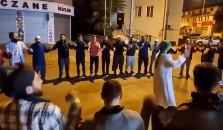 Sakarya’da nakşibendi tarikatı sokağa çıktı