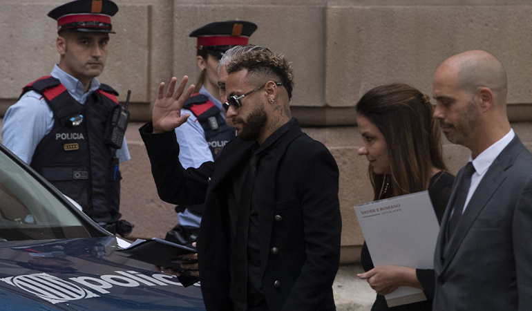 Neymar hakim karşısında: Hapis ve futboldan men talebi