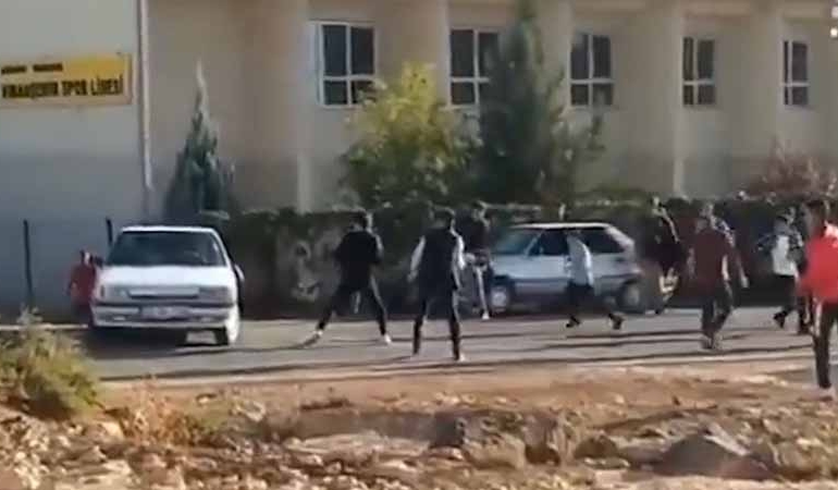 Akrabalar okul önünde çatıştı, arada kalan iki öğrenci hayatını kaybetti