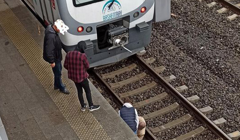 Raylara düştü, tren 3 metre kala durduruldu