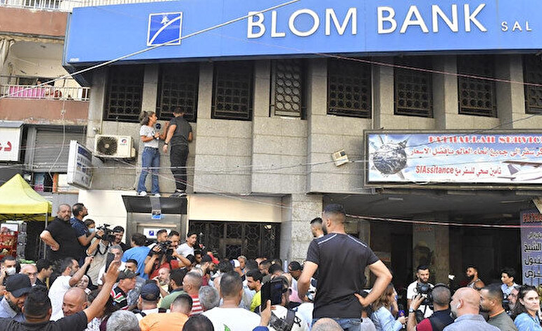 Milletvekili banka şubesini bastı