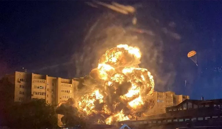 Rusya’da savaş uçağı yerleşim bölgesine düştü