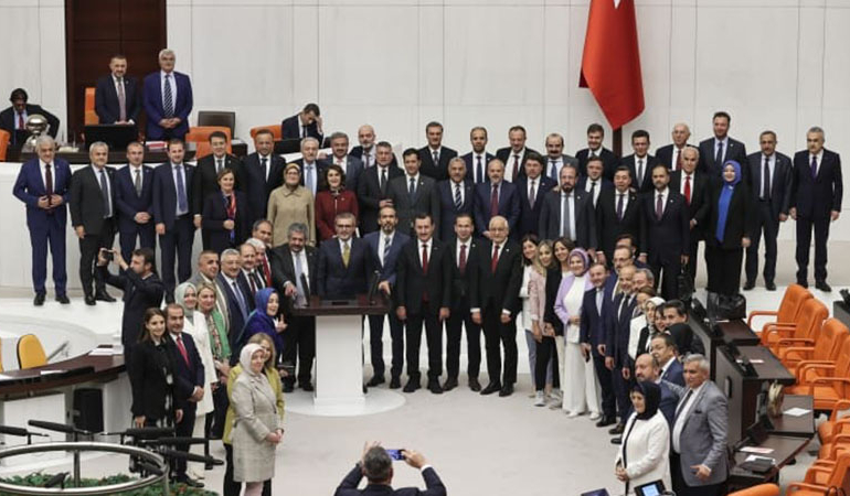 ‘Sansür Yasası’nı Meclis’ten geçirip hatıra fotoğrafı çektirdiler