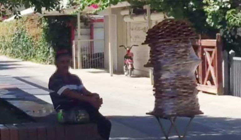 ‘Simitçimiz bize Türk olduğumuz için simit vermiyor’