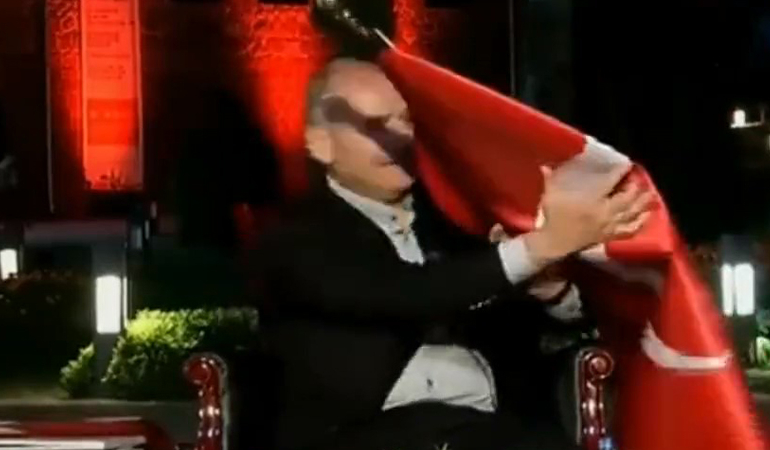 Süleyman Soylu’nun üzerine Türk bayrağı düştü