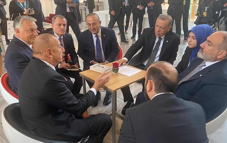 Erdoğan Prag’da Paşinyan ile görüştü