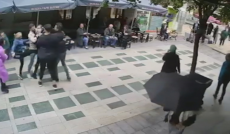 Engelliler için bilet satan kadına tokat!