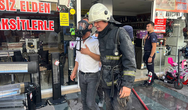 AVM’de yangın: İtfaiye eri, çalışana nefes oldu