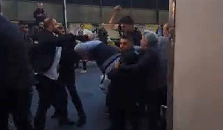 Kavgayı ayıran zabıtalar ara dayağı yedi