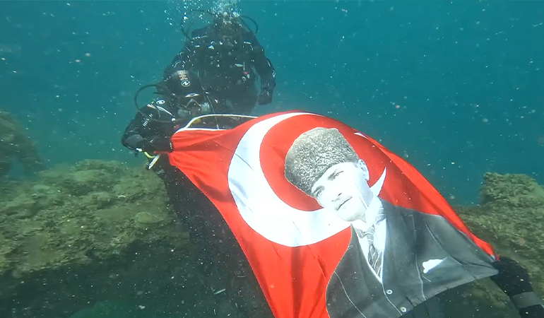 Büyük Önder Atatürk’ü su altında andılar