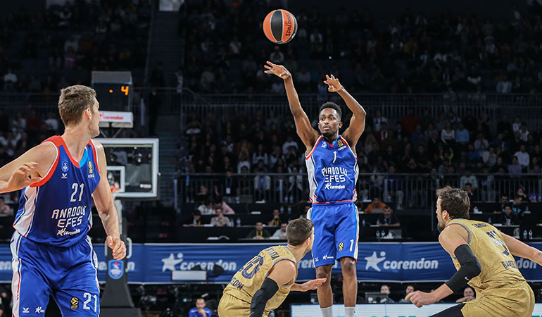 Anadolu Efes Barcelona’yı devirdi seri sona erdi