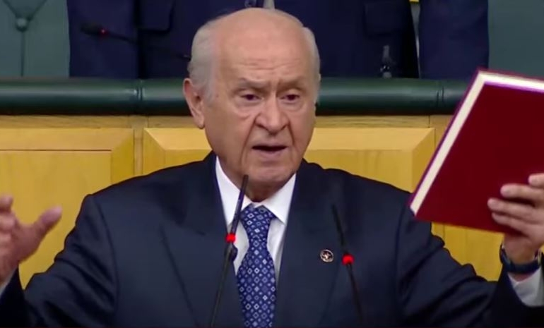 Bahçeli kürsüden MHP’nin anayasa kitapçığını gösterdi: Gelsinler bunu okusunlar