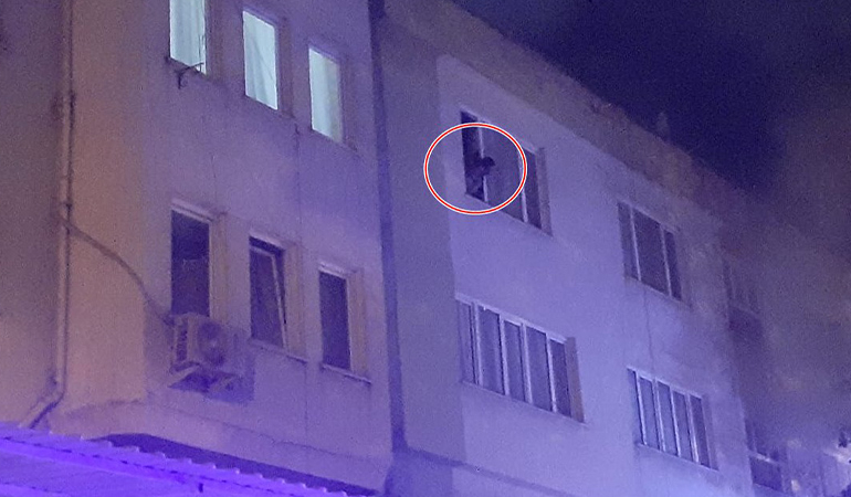 Eşini evden kovup eşyaları ateşe verdi!