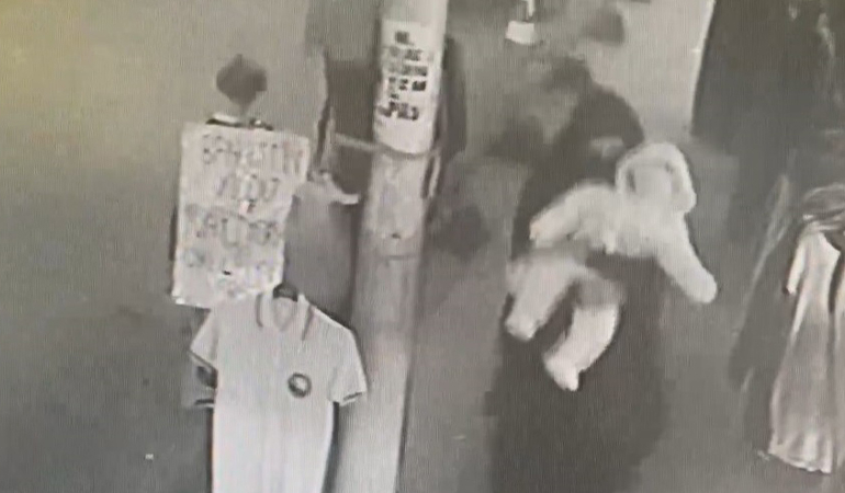 Kucağında bebeğiyle yürüyen kadına silahlı saldırı